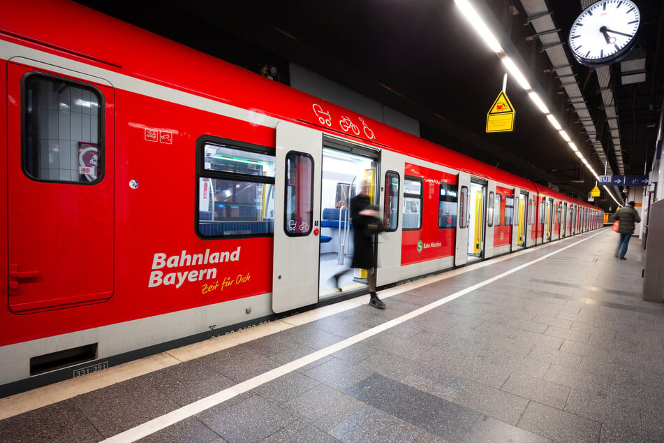 Die Jugendlichen traten laut Polizei gegen eine S-Bahn am Marienplatz.