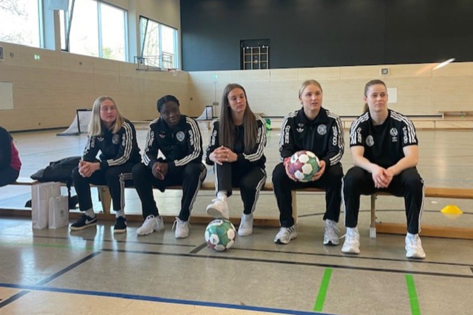 Als Janina Minge, Nicole Anyomi, Ena Mahmutović, Jella Veit und Stina Johannes (v.l.n.r.) vorbeischauten, war die XXL-Überraschung perfekt.