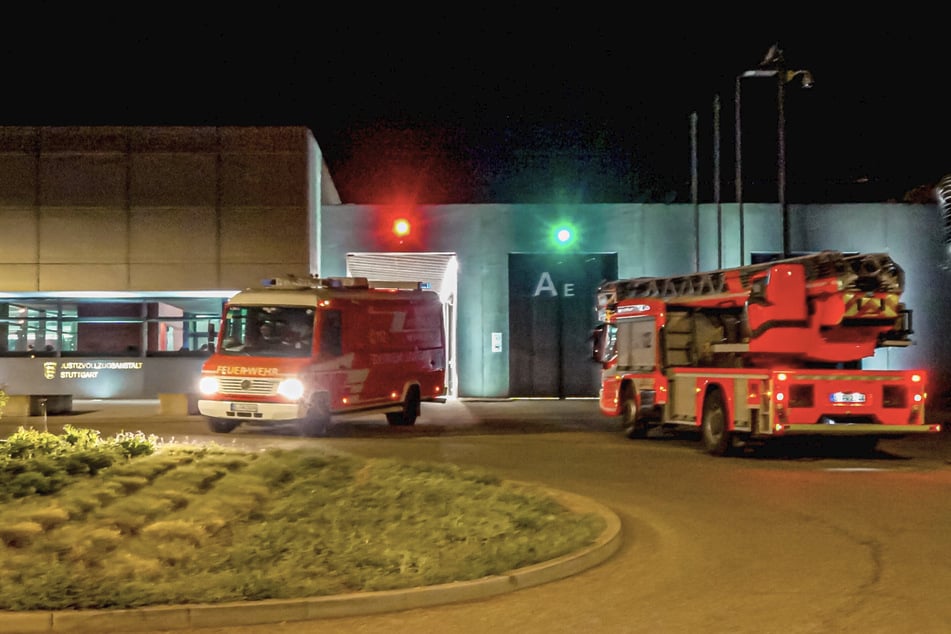 Die Feuerwehr löschte den Brand in der Gefängniszelle am späten Abend.