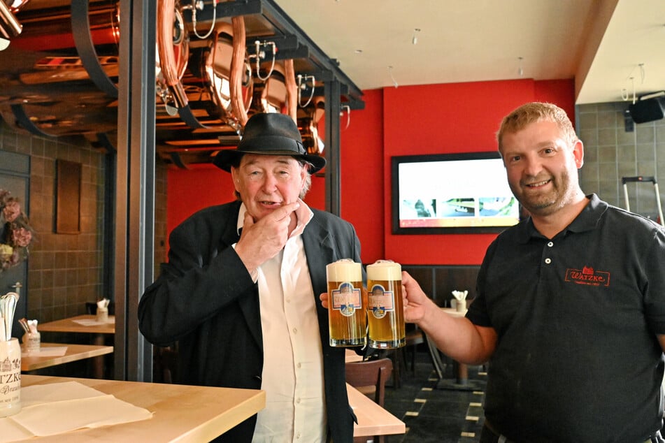 Der Dresdner Künstler Holger John (66, l.) ist Stammgast im Watzke am Goldenen Reiter.