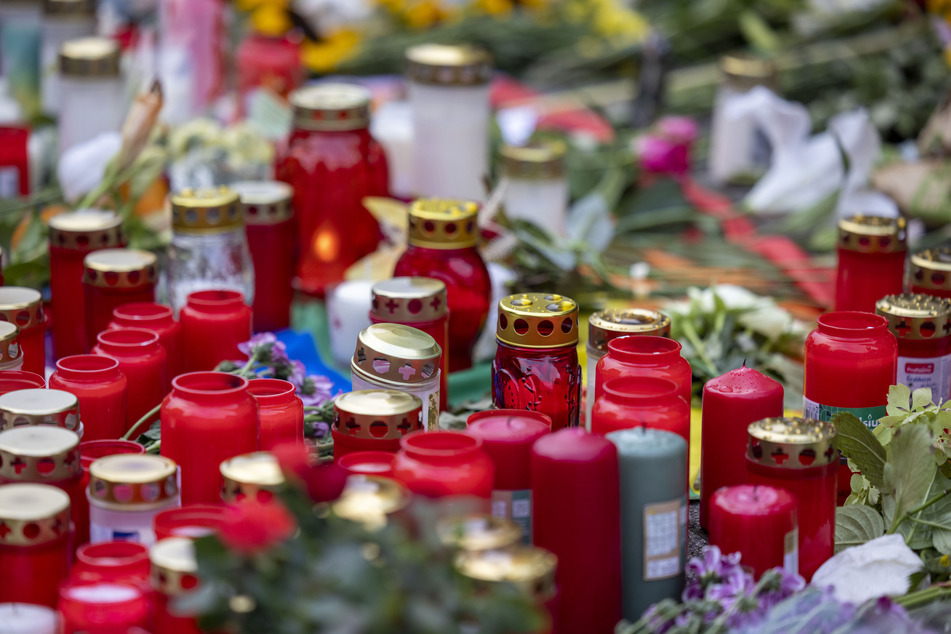 Nach der Messerattacke auf dem Solinger Stadtfest haben Menschen in der Nähe des Tatortes Blumen und Kerzen niedergelegt.