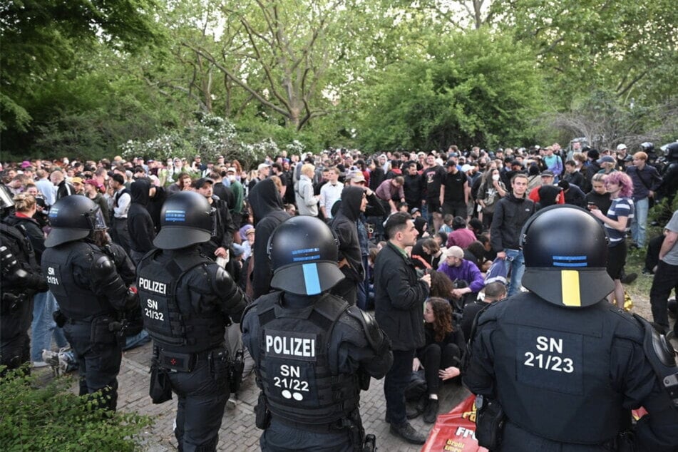 Mehr als 1000 Menschen wurden am Heinrich-Schütz-Platz eingekesselt.