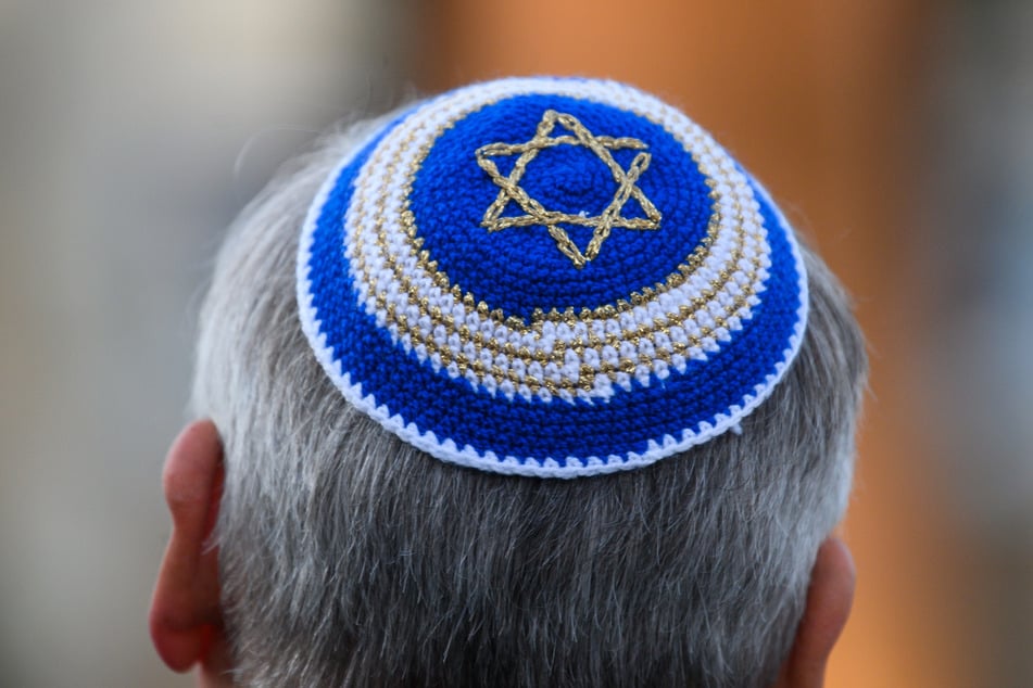 Vor einer Synagoge im hessischen Offenbach kam es am Dienstag zu einem antisemitischen Vorfall. Nun ermittelt der Staatsschutz. (Symbolbild)