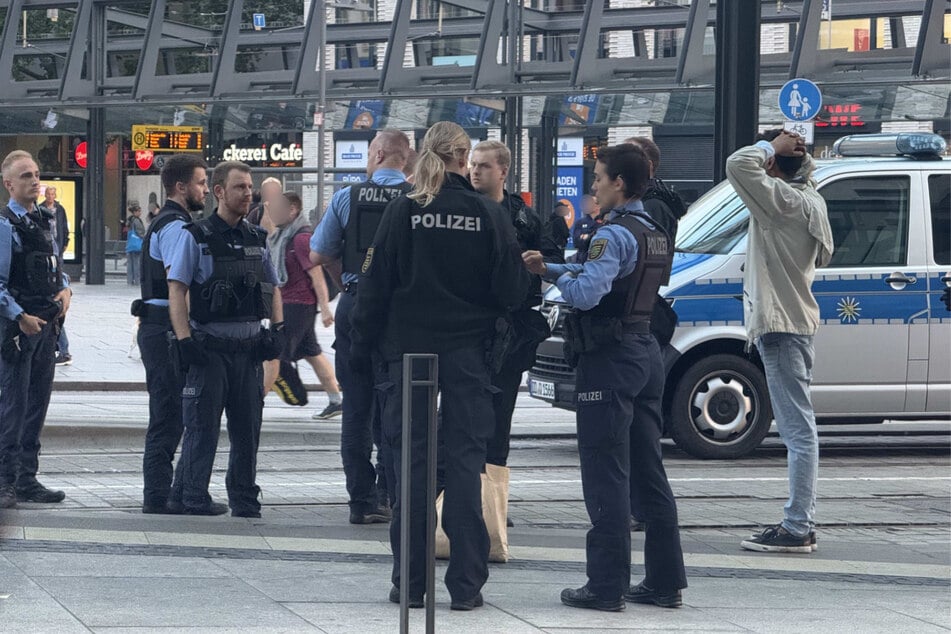 Polizisten stellten die Personalien der Beteiligten fest.