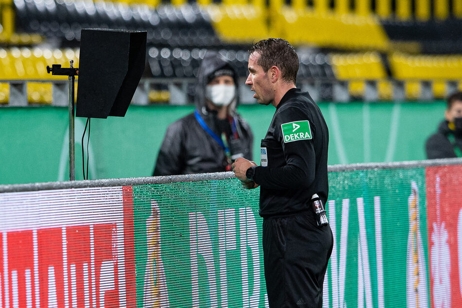 Schiedsrichter Tobais Stieler (39) war im DFB-Pokal-Spiel mehrfach in kniffligen Situationen gefordert.