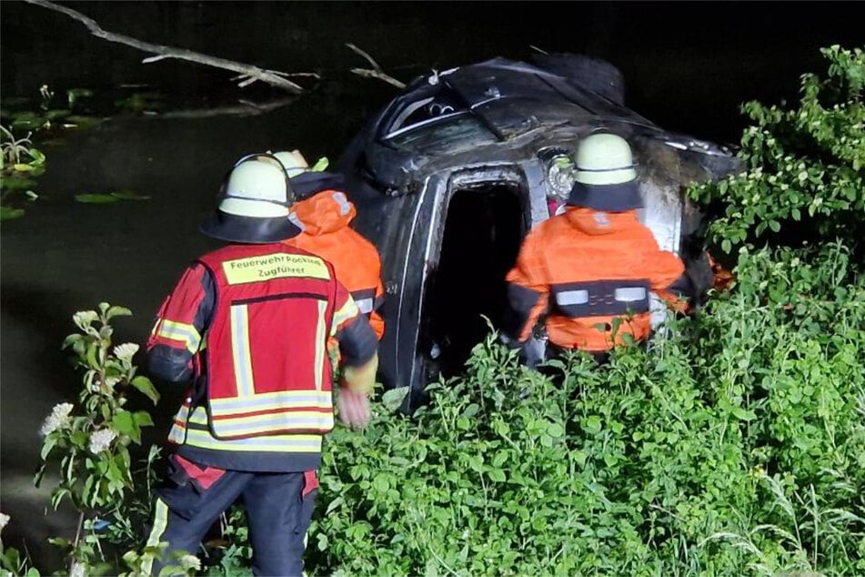 Tödlicher Unfall: VW Golf kommt von der Straße ab und stürzt in Weiher