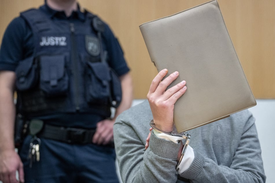 19-Jähriger tötet Vater, dessen Freundin und Tochter im Urlaub: Anwalt hat keine Erklärung für Tat seines Mandanten