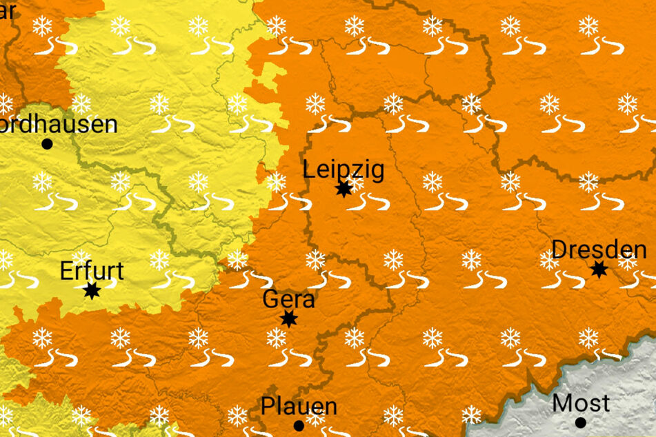 Bis 10 Uhr wird in den orangefarbenen Gebieten vor markanter Glätte, in gelben Regionen vor Glätte gewarnt.