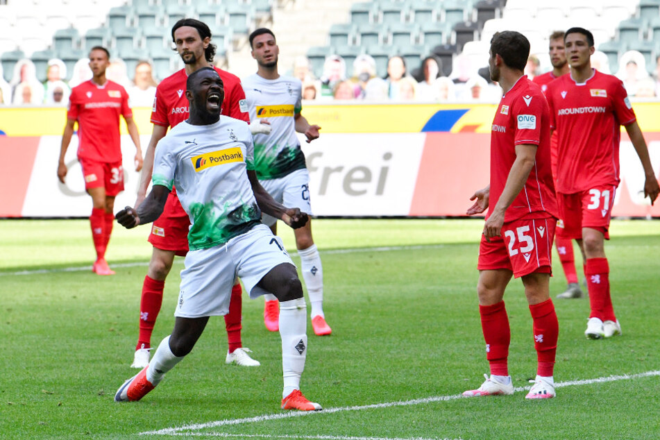 Marcus Thuram (vorne-links) bejubelt sein Tor zum 2:0 für Borussia Mönchengladbach, während die Unioner miteinander hadern.