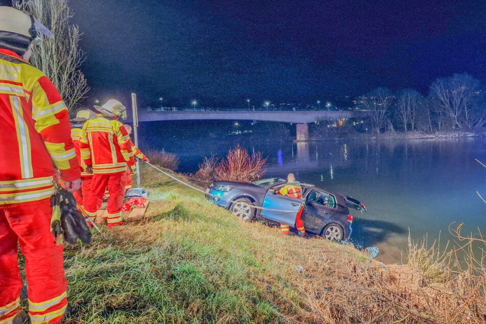 Der Feuerwehr gelang es, das Auto aus dem Neckar zu ziehen.