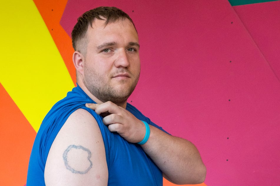 Mithäftling Kevin S. (27) muss nun mit dem unförmigen Kreis, angeblich eine Rose, auf seinem Oberarm leben.