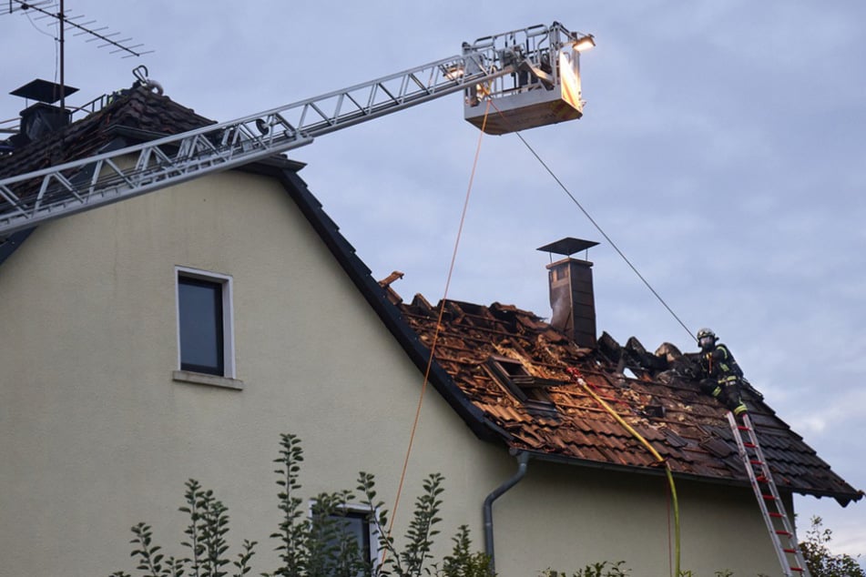 Großeinsatz in Rösrath: 100 Feuerwehrleute kämpfen stundenlang gegen Flammen