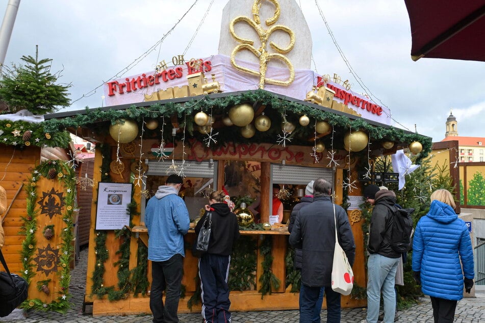 Direkt hinter der großen Bühne, seitlich am Eingang in die Tiefebene, steht die "Knusperrose" mit dem frittierten Eis.