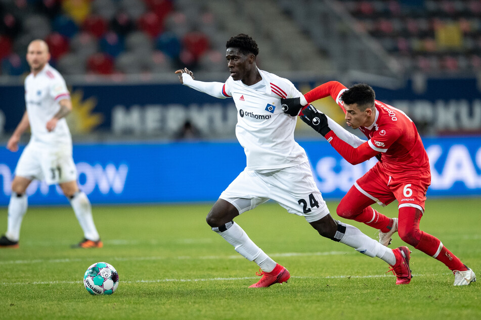 HSV-Youngster Amadou Onana (19, l.) steht unmittelbar vor einem Wechsel nach Frankreich und trainierte schon nicht mehr mit den Rothosen. (Archivfoto)