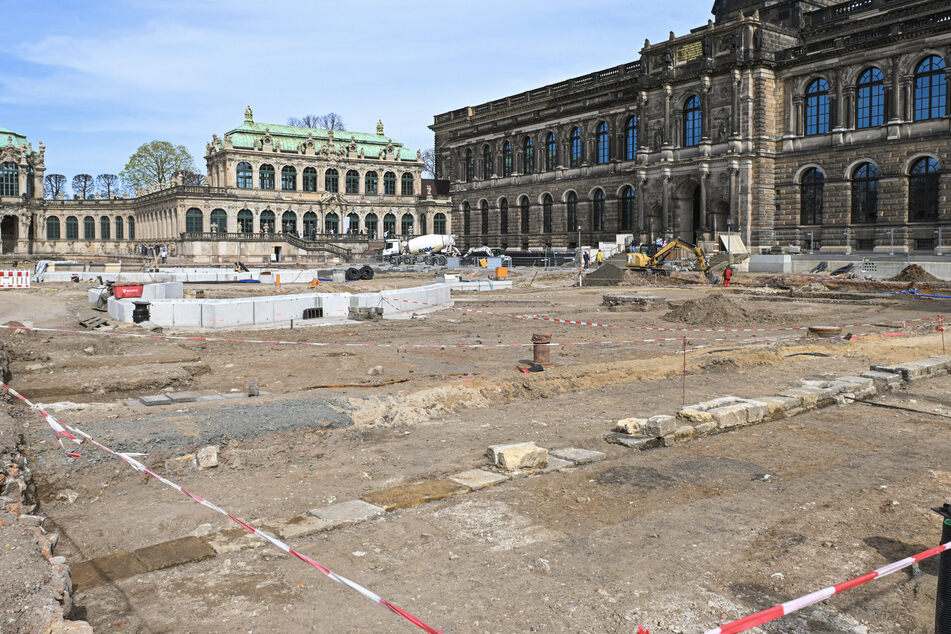 Dieser Blick auf Sempergalerie, Französischen Pavillon, Bogengalerie und Wallpavillon dürfte Touristen enttäuschen. Doch läuft jetzt alles nach Plan, erstrahlt der Zwingerhof Ende 2024 in neuem Glanz.