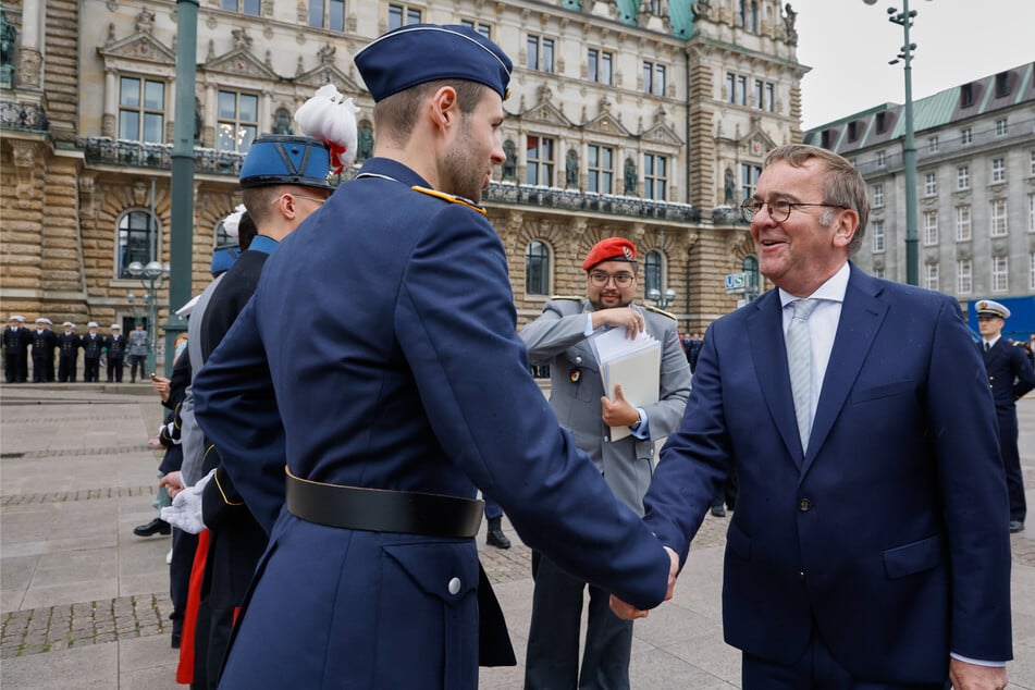 Erstmals begeht Deutschland den Veteranentag. Am Hamburger Rathausmarkt ehrt Boris Pistorius (65, SPD, r.) Soldaten.