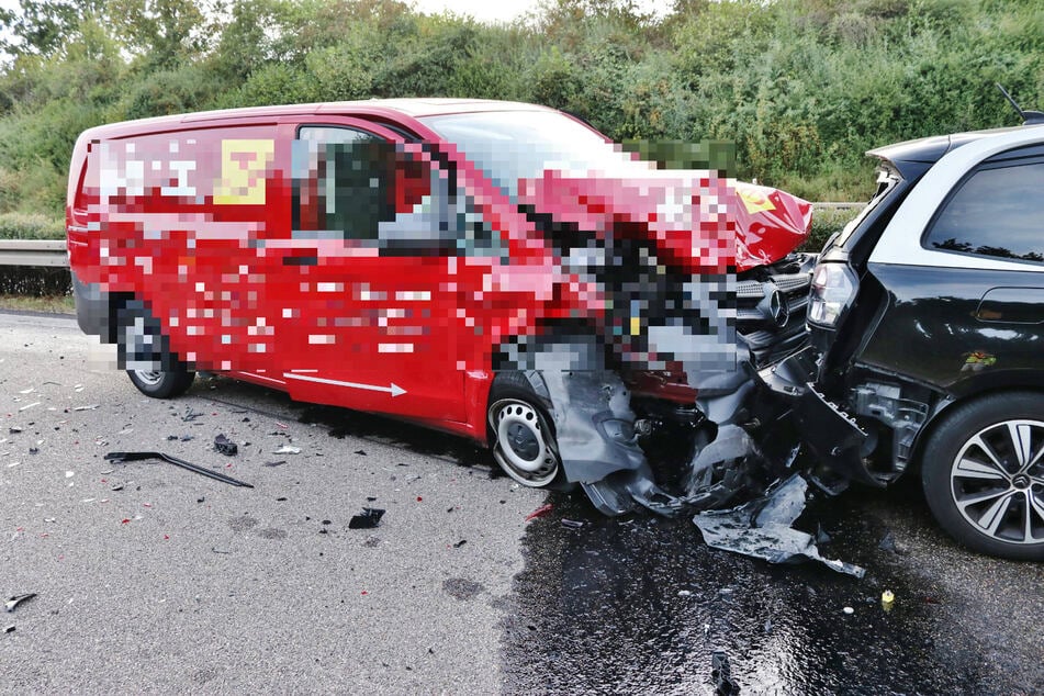 Durch die Wucht des Aufpralls wurde der rote Mercedes im vorderen Bereich schwer in Mitleidenschaft gezogen.