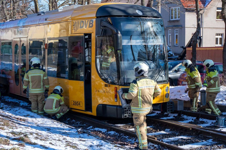 Ein Fall für die Feuerwehr. Die Kameraden machen die entgleiste Straba wieder fahrtüchtig.