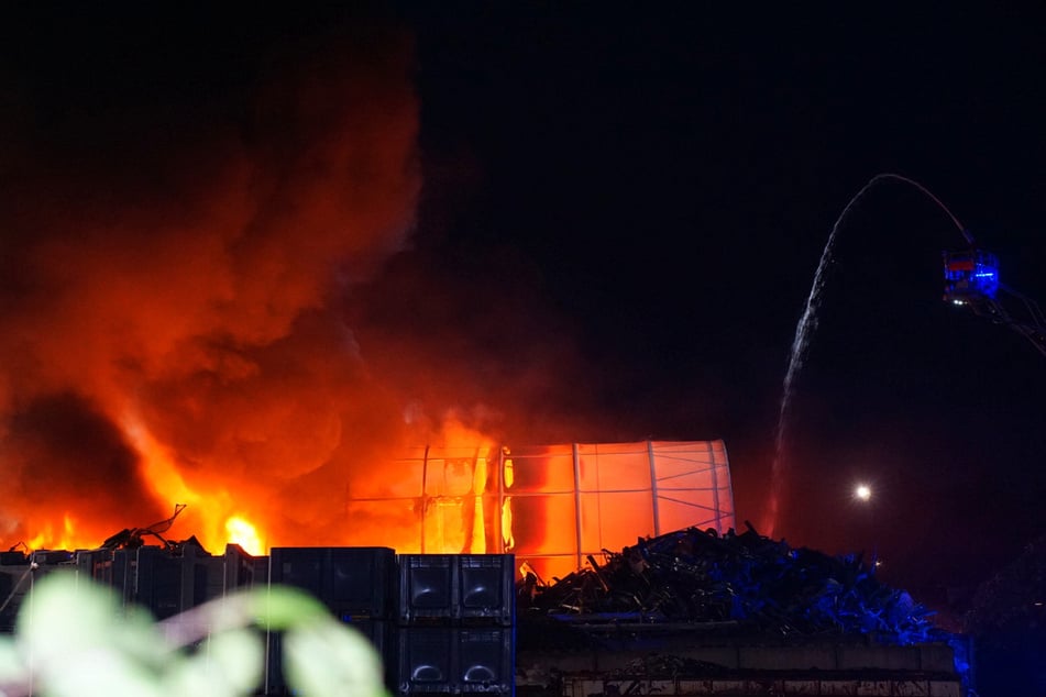 Die Feuerwehr kämpft gegen den Großbrand in Reinbek.