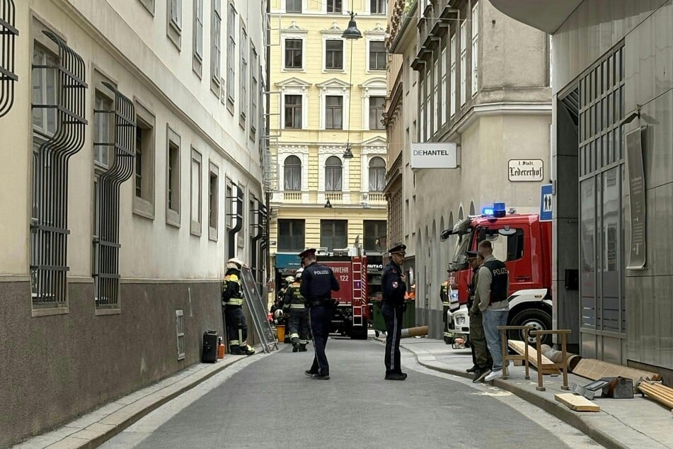 Feuerwehr und Polizei am Unglücksort, nahe des Stephansdoms.