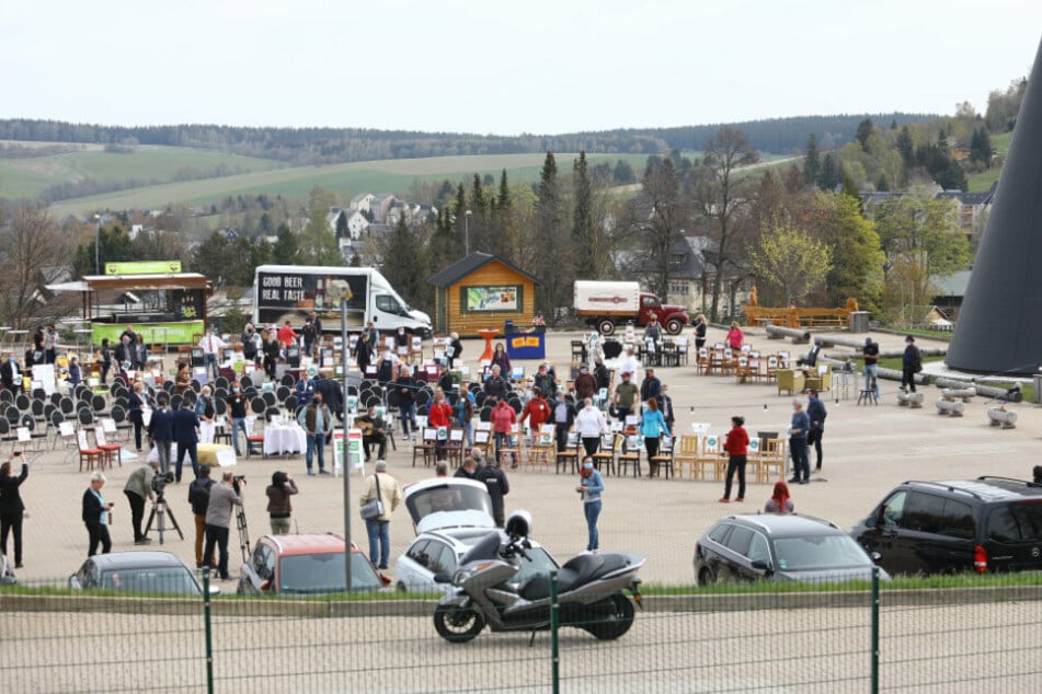 Auch im Erzgebirge protestieren die Gastwirte mit leeren Stühlen.