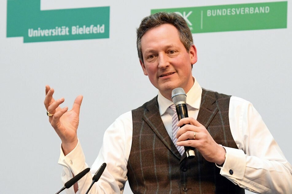 Eckart von Hirschhausen (53), Mediziner und Kabarettist - geht dem Impfen auf den Grund.