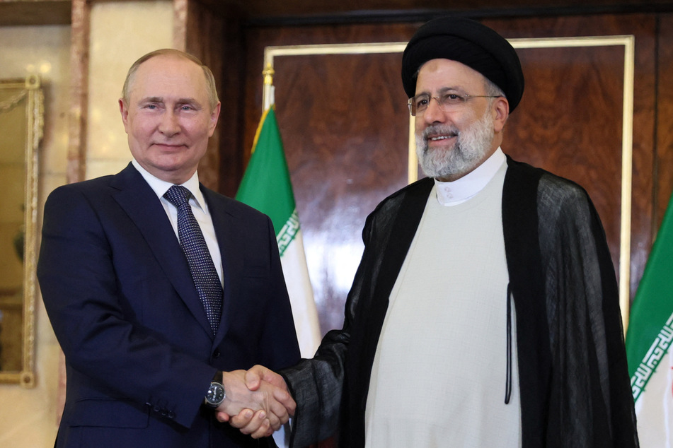 Wladimir Putin (70) gibt dem iranischen Präsidenten Ebrahim Raisi (61) die Hand. (Archivbild)