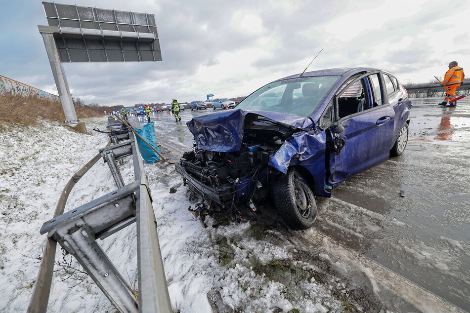 Endstation Leitplanke: Schnee auf der Fahrbahn der A4 wurden diesem Ford kurz vor der Abfahrt Hohenstein-Ernstthal zum Verhängnis. Der Fahrer (48) blieb unverletzt, seine Beifahrerin (43) musste in die Klinik.