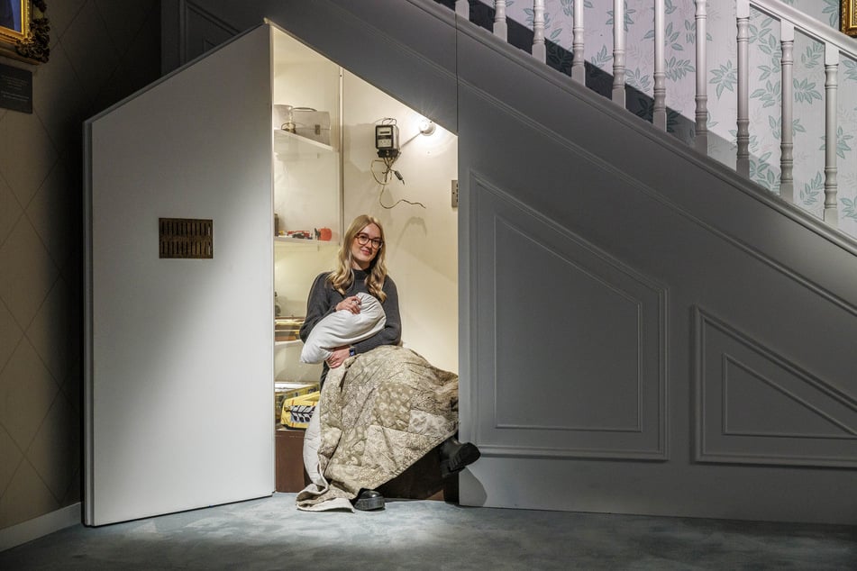 Die Schau bietet viele Kulissen für Selfies: Hier im legendären "Schrank unter der Treppe" aus Harrys Kindheit kann man sich ebenfalls fotografieren lassen.