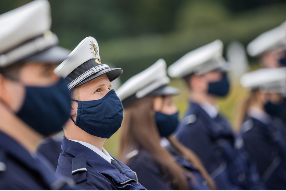 Ein halbes Jahr nach der Masken-Affäre: Polizei verteilt Stoffmasken an Beamte!