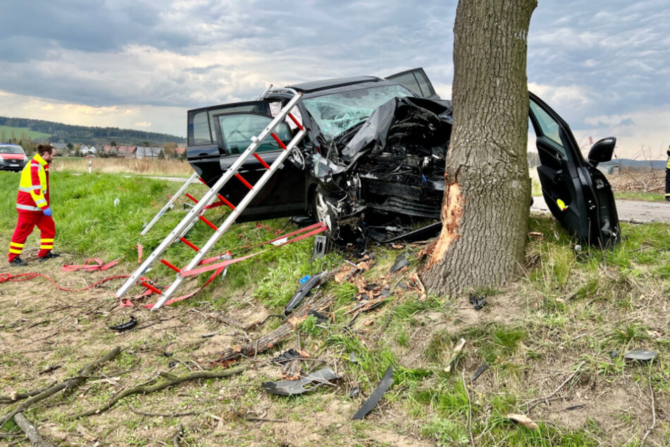 Der VW Touran wurde bei der Kollision schwer beschädigt.