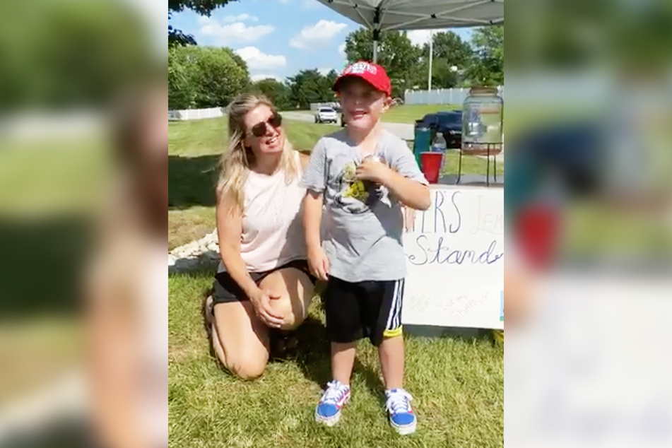 Olivia Boyer und ihr kleiner Bruder Cooper Wallweber (r.) sammelten Spenden für die verletzte Feuerwehrfrau.