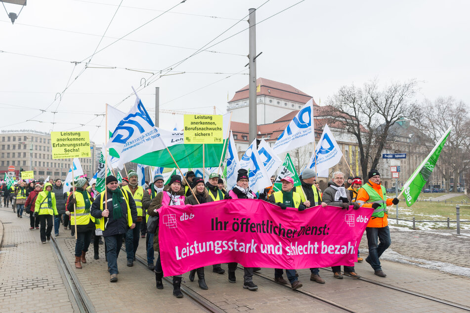 Schon bald wollen Lehrer in Sachsen wieder auf die Straße gehen - sie fordern mehr Lohn. (Archivbild)