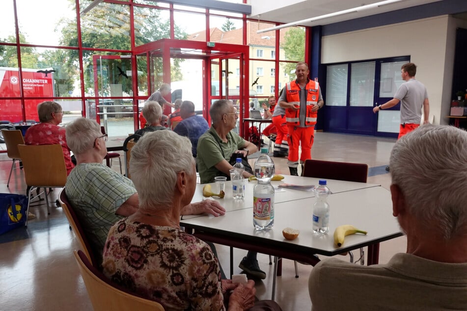 Johanniter betreute evakuierte Anwohner in der Turnhalle des Pestalozzi-Gymnasiums Heidenau.