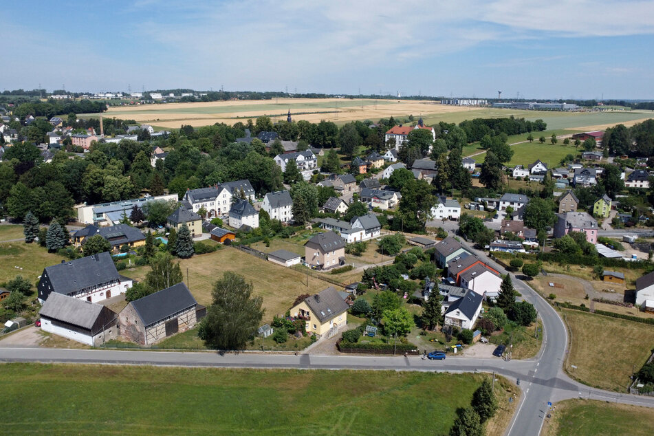 Der Blick vom Goetheweg in Röhrsdorf reicht über den Ort bis zum roten Dach des Schulgebäudes, hinter dem die Felder beginnen, bis nach Wittgensdorf.