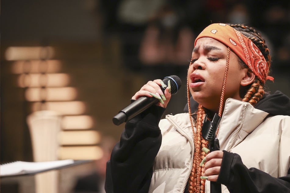 Popstar Zoe Wees singt in alter Stadtteilschule: "Eine Stunde für den Frieden"