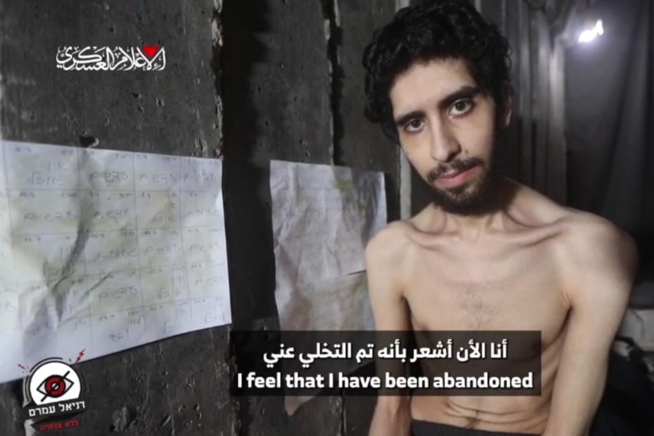 Der Screenshot aus einem Propaganda-Video der Terrororganisation Hamas, das mit Zustimmung der Familie vom Hostages and Missing Families Forum Headquarters geteilt wurde, zeigt Evjatar David (24), der im Gazastreifen als Geisel festgehalten wird.