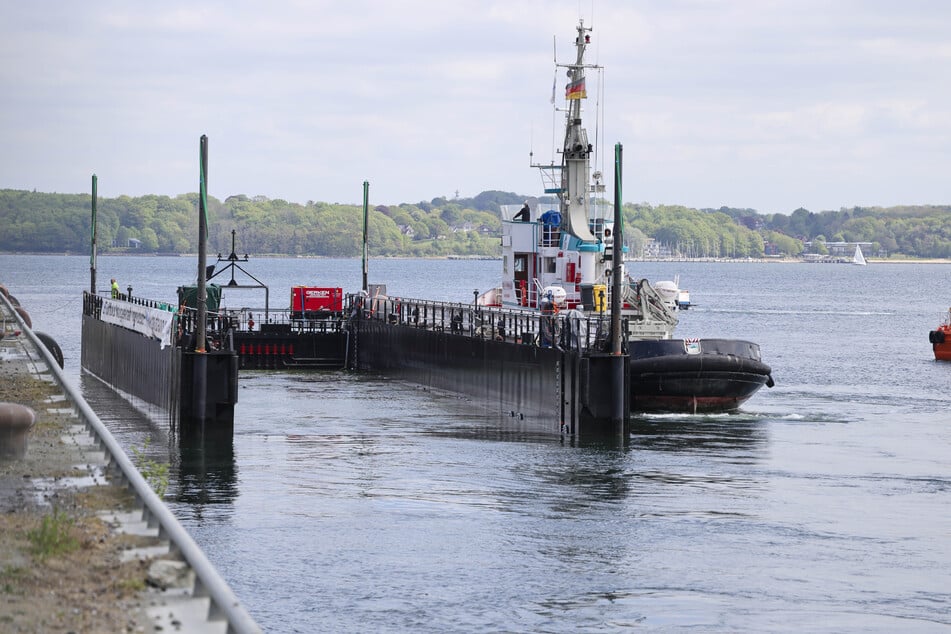 Der Schlepper "Robin Hood" und die Barge haben am Montag am Kieler Scheerhafen angelegt.