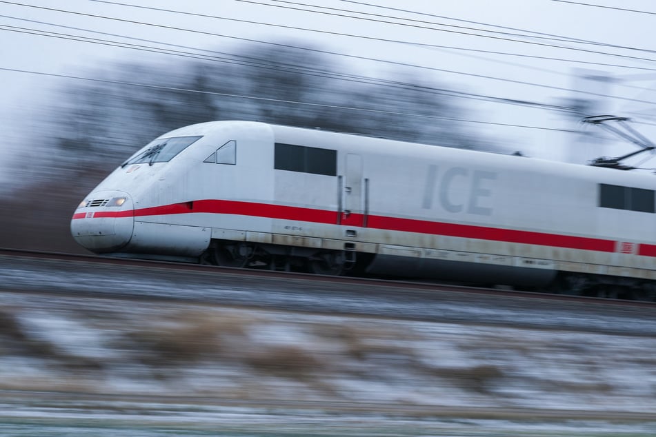 Unbekannte schmissen am Samstag im Saalekreis einen Stein und Eisplatten auf eine fahrende Bahn. (Symbolbild)