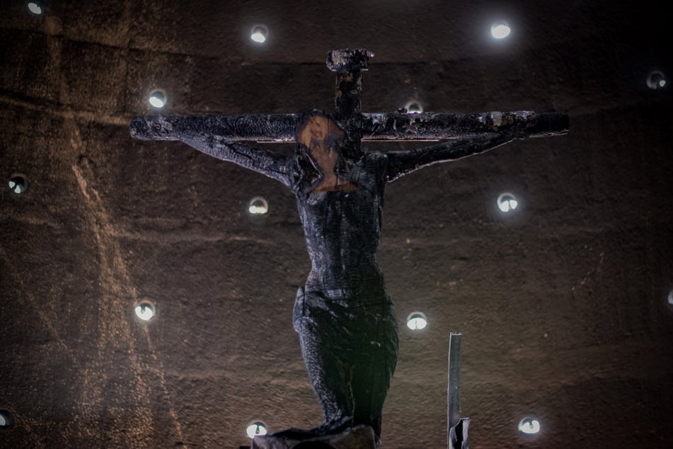 Blick auf das beschädigte Kruzifix in der Kapelle der Kathedrale, nachdem ein Mann eine Brandflasche dagegen geworfen hat und das über 300 Jahre alte Kruzifix zerstörte.