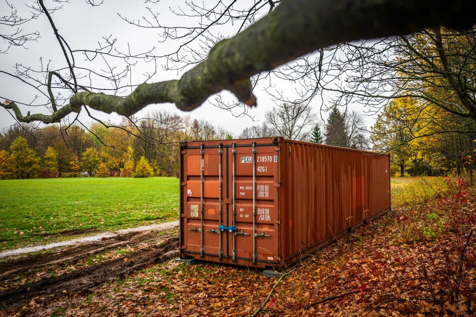 Der Container steht am Sportplatz des Bürgerparks und soll als Lagerort genutzt werden.