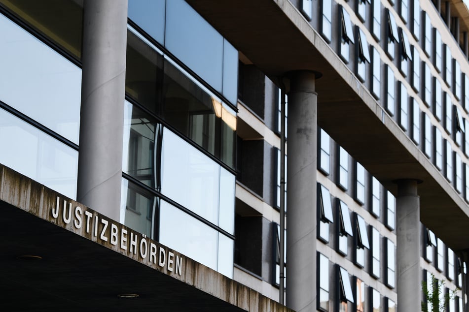 2022 hatte das Landgericht die Frau noch wegen dreifachen Mordes zu einer lebenslangen Haftstrafe verurteilt.