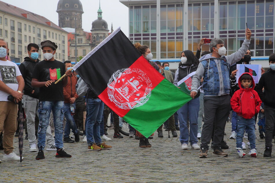 Mehr als 300 Teilnehmer, darunter viele Afghanen, trafen sich zu einer Kundgebung auf dem Altmarkt.