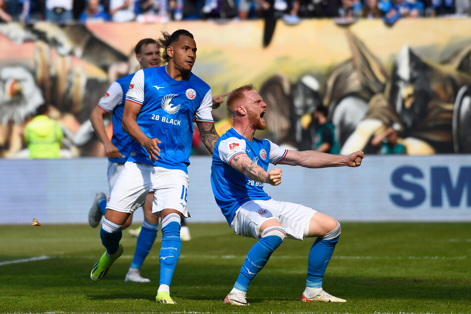 Nils Fröling (r.) feiert seinen Treffer, der die Relegation bedeuten könnte.