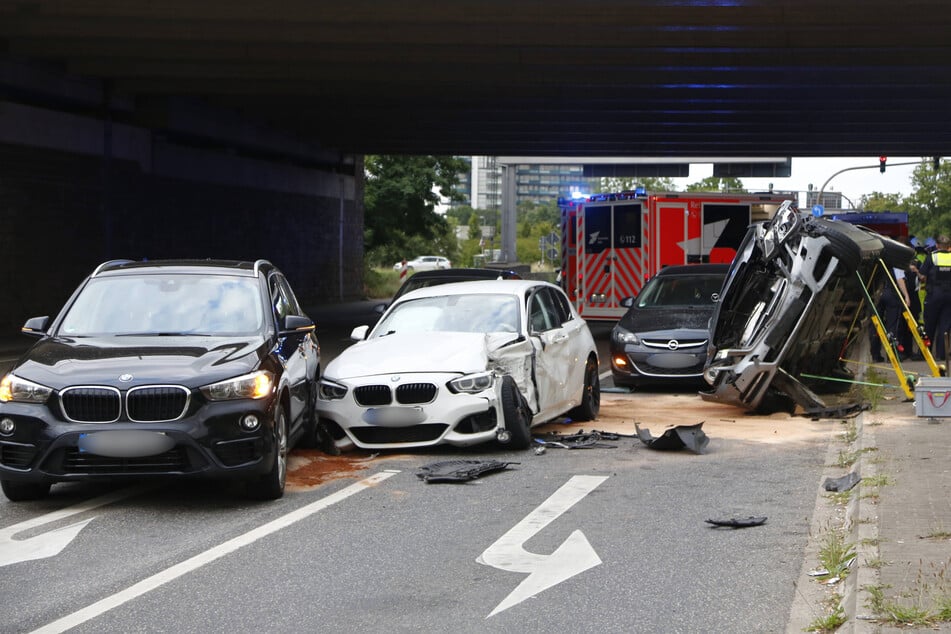 Insgesamt sieben Autos waren an dem Unfall beteiligt.