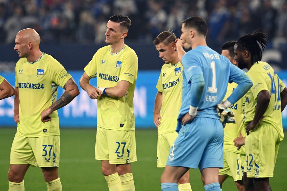 Enttäuschte Gesichter bei Toni Leistner (35, l.) und Co vor einem Jahr: Der Start in die neue Saison liegt Hertha bislang nicht.