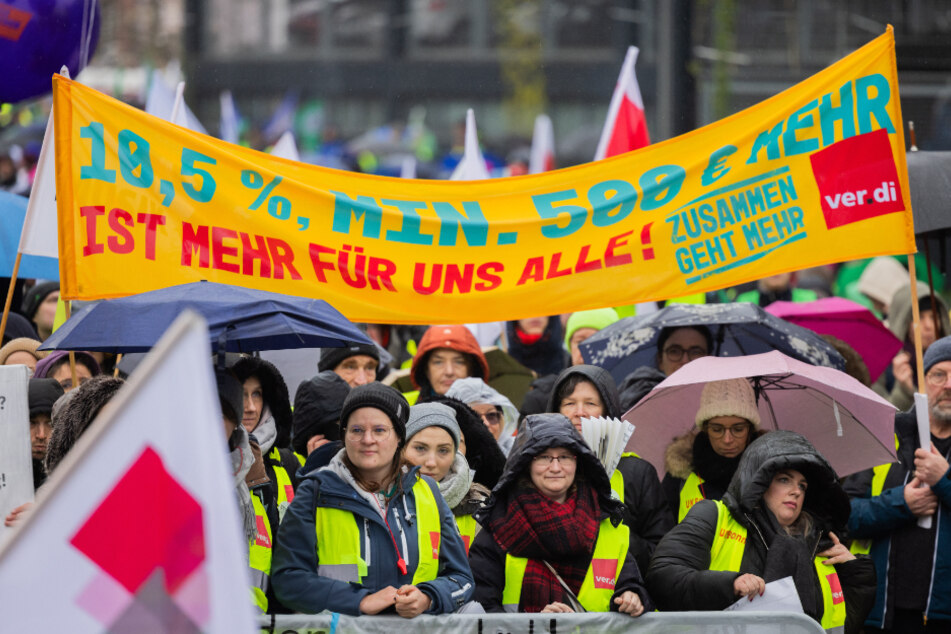 Auf diversen Bannern machten die Teilnehmenden ihre Forderungen deutlich.