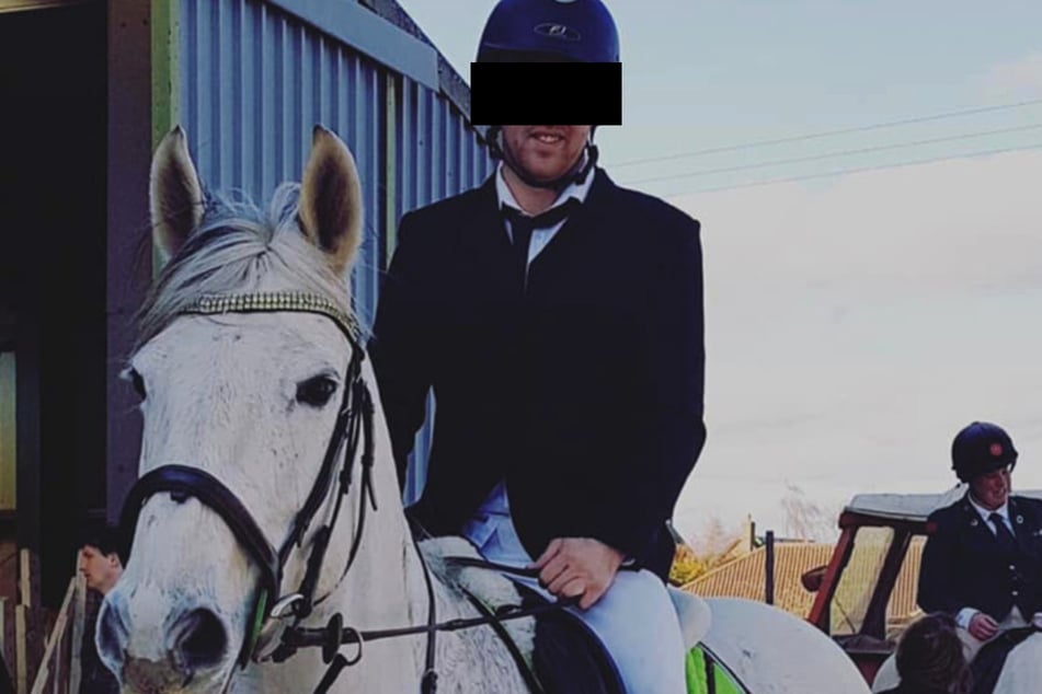 Adam Mowle verwendete das Geld des Mannes für sein Pferd.