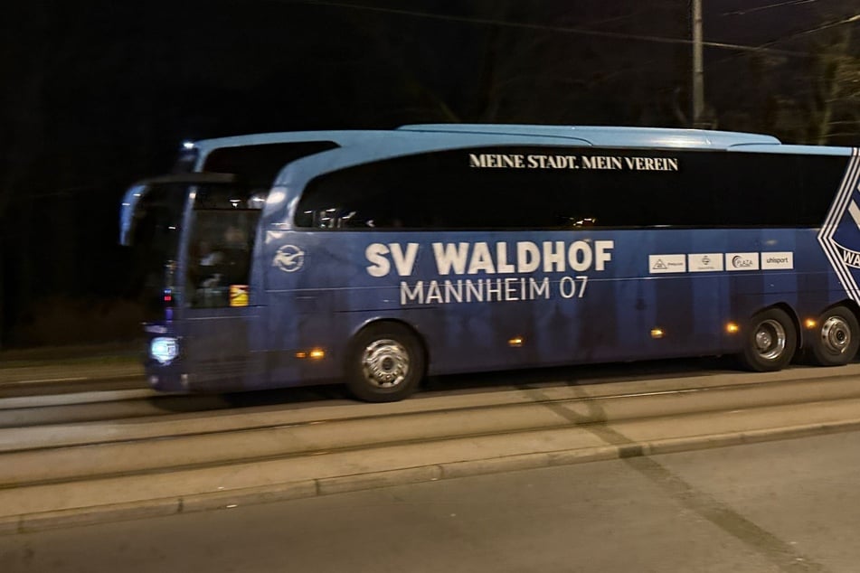 ... fährt vor dem Robert-Harbig-Stadion vor.