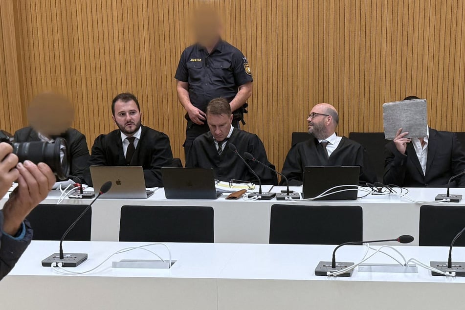 Einer der Beschuldigten ist ein Theologe, der nicht kontrolliert wurde. Er soll Handys ins Gefängnis geschmuggelt haben.